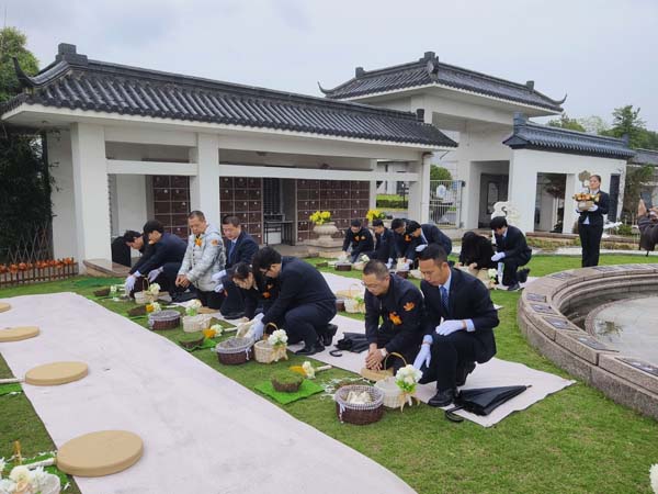 集體生態(tài)安葬 (2)